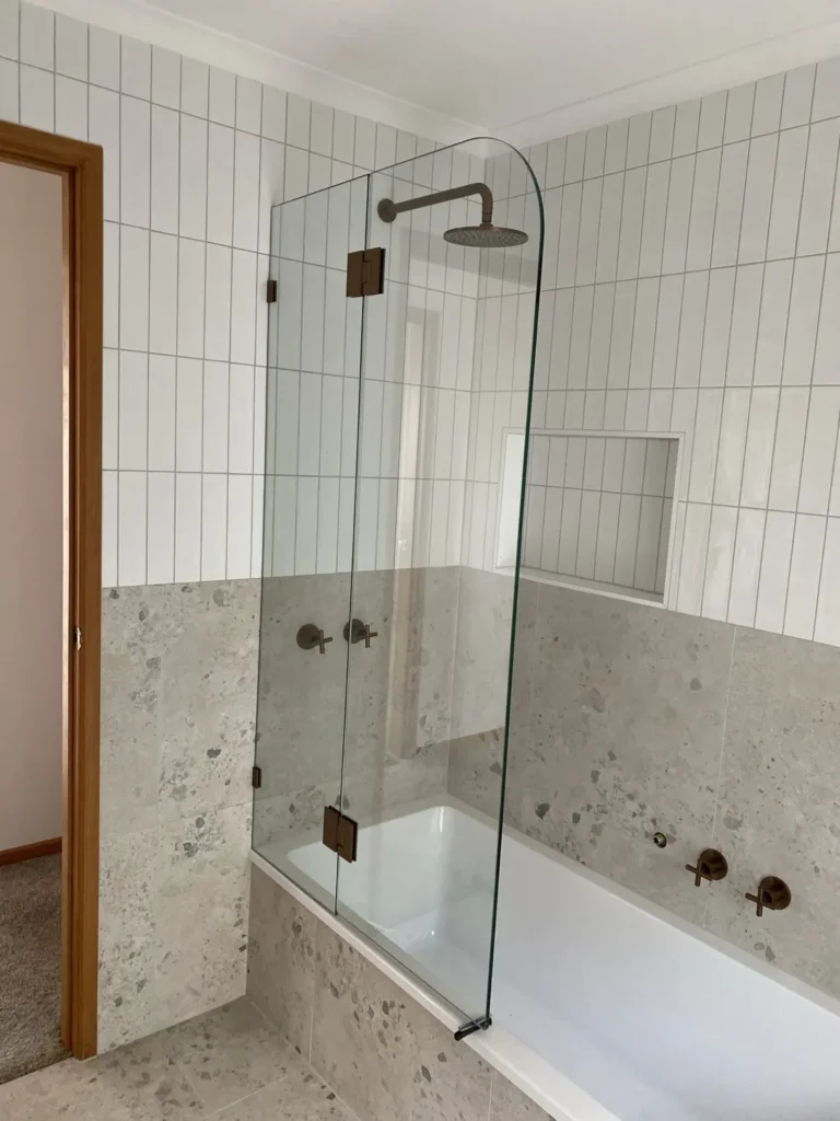 Frameless glass bath screen with hinges and a fixed panel